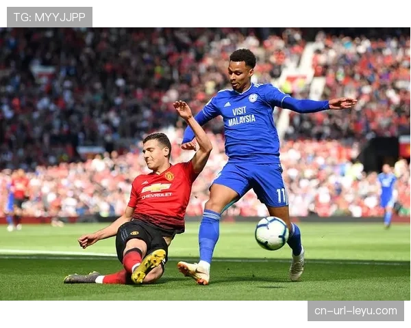 场边镜头：哈维与对方教练组就一次界外球判罚激烈争论